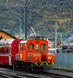 Das RhB  Eselchen  162 bzw. der Rangiertraktor RhB Ge 2/2 162, ex BB Ge 2/2 62 steht am 04.11.2019 im RHB-Bahnhof Tirano.

Von der kleinen Elektrolokomotive Ge 2/2 wurden nur zwei Loks von diesem Typ für Berninabahn (BB) , heute der Rhätischen Bahn (RhB), gebaut, ursprünglich die BB 61 und BB 62, seit 1961 mit den Nummern RhB 161 und 162.

Beide Gleichstromloks wurden 1911 von der Berninabahn (BB) für Vorspanndienste beschafft, sie wurden von SIG in Neuhausen am Rheinfall und Alioth gebaut. Die damals noch braun lackierten Maschinen erhielten die Nummern Ge 2/2 61 und 62 und waren noch mit Lyra-Stromabnehmern bestückt. Nach der Übernahme der BB durch die RhB im Jahre 1942 wurden sie verschiedentlich modernisiert; sie tragen heute einen Einholmstromabnehmer und sind meistens als Rangierloks in Tirano und Poschiavo tätig.

Sie werden wegen ihrer Form auch  Mini-Krokodile  oder wegen ihres Aufgabenbereichs  Eselchen  genannt. Zwischen den Vorbauten ist ein Gang, so dass ein Übergang zum Zug möglich war. Die Benutzung ungeschützter Übergänge ist aber inzwischen selbst dem Personal untersagt, so wurden folgerichtig an den beiden Loks die Übergangsbleche entfernt. Die Loks sind die zweitältesten im Dienst befindlichen Lok der RHB.

Technische Daten der Ge 2/2
Betriebsnummern: 161 und 162 (ex 61 und 62)
Hersteller: SIG, Alioth
Baujahr: 1911
Anzahl Fahrzeuge: 2
Spurweite: 1.000 mm
Achsanordnung: B
Länge über Puffer: 7.740 mm
Breite: 2.500 mm
Achsabstand:
Triebraddurchmesser (neu): 975 mm
Dienstgewicht: 18.0 t
Höchstgeschwindigkeit: 45 km/h
Stundenleistung: 250 kW (340 PS)
Anfahrzugkraft: 37,6 kN
Stundenzugkraft: 27,5 kN bei 27 km/h
Motorentyp: Gleichstrom Reihenschluss
Fahrleitungsspannung: 1 kV DC (Gleichstrom) / 750 V DC vor 1935  