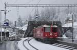 Am 01.04.2022 fährt die Ge 4/4 II 623  Bonaduz  in Klosters Platz ein