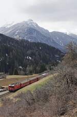 Mit einem Zug aus St. Moritz kommt die Ge 4/4 625  Küblis  am 02.04.2022 in Scuol-Tarasp an