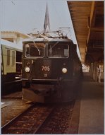 Die RhB Ge 6/6 II 705 mit dem Regionalzug 145 nach Filisur wartet in Davos auf die Abfahrt.