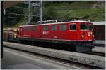 Die RhB Ge 6/6 II 706 wartet mit einem Güterzug in Bergün Bravuogn auf die Weiterfahrt Richtung Samedan.