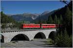 Die RhB Ge 6/6 II 707  Scuol  mit einen RE Richtung St.Moritz auf dem Alubla-Viadukt I zwischen Muot und Preda.