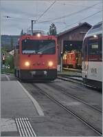 Leider nur in schlechter Handy Qualität: Während im Morgengrauen im linken Bildteil die MOB HGem 2/2 2501 (ex MVR) rangiert, sind in Dépôt die beiden CEV He 2/2 Nr.