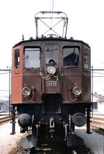 Geführte Besichtigung im Depot Olten Ae 3/6 II Nr.10 439. Die Lok wurde zum Fotografieren aus dem Schuppen gefahren, am 15.08.1980.