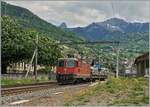 Die SBB Re 4/4 II 11195 ist mit einem Güterzug in Clarens auf dem Weg in Richtung Vevey.