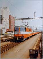 Die frisch aus der in Bellinzoa erhalten R3 zurückgekehrte SBB Re 4/4 II 11106 fährt mit dem IC 126 in Aarau durch. Der  Swiss-Express  EW III Zug ist auf dem Weg von St. Gallen nach Genève.
Die Lok war damals zwanzig Jahre alt und die letzte der sechs Prototypen Re 4/4 II. Zu meiner Überraschung stellte ich fest, dass die Lok schon damals mit einem Einholmstromabnehmer unterwegs war.

Analogbild vom 14. Sept. 1984