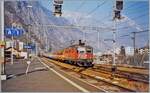 Die SBB Re 4/4 II 11236 ist mit dem EC 59  Monteverdi  von Genève nach Venezia unterwegs und fährt ohne Halt durch Martigny. 

