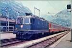 Abgeb�gelt (infolge des Stromsystem Wechsels) rollt die SBB Re 4/4 11310 mit ihrem IC nach Milano den den Bahnhof von Domodossola, wo die SBB Lok von der FS E 632 012 abgel�st werden wird. 

Analogbild vom Mai 1985