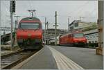 Die SBB Re 460 109-2 mit ihrem IR 15 nach Genève und die SBB Re 460 045-8 mit ihrem IR 90 nach Brig in Lausanne.