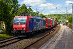 Die Re 482 015-5 „ChemOil“ (91 85 4482 015-5 CH-SBBC) der SBB Cargo AG fährt am 06 Mai 2025, mit einem KLV-Zug durch den Bahnhof Kirchen/Sieg in Richtung Köln.