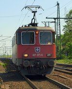 SBBC 421 371-6 passiert hier den Bhf HH-Harburg mit einem leeren Containerzug.