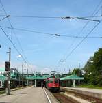 SBB Cargo Re 4/4 II 4421 371-6 mit IC beim Halt in Bregenz.