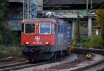 SBB 4 421 381-5 mit Kistenzug festgehaltem am 01.11.2014 in HH-Harburg.