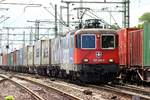 SBBC 4 421 389-8 mit Containerzug festgehalten in Hamburg-Harburg.