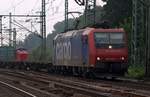 Mit einem freundlich grüßenden Tf ausgestattet rollt hier die SBB 482 022-1 mit einem leeren Containertragwagenzug durch HH-Harburg.