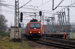 SBBC 4 482 003-1(REV/Re/10.06.08, Verl/NNR9/09.06.15)musste mit ihrem Kistenzug kurz warten dann ging es ab in den Hafen.