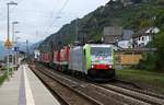 BLS 4 486 508-5 rauscht hier mit einem KLV Zug durch Kaub am Rhein. 13.09.2013