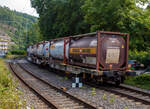 Vierachsiger Drehgestell-Taschenwagen für den Transport von Sattelaufliegern und Container 83 85 4754 738-3 CH-HUPAC der Gattung Sdkmms der HUPAC Intermodal SA, im Zugverband am 24 Juli 2025, bei der Zugdurchfahrt in Kirchen/Sieg, beladen mit zwei 20` Tankcontainer der Bertschi AG. Bei diesen Wagen wurden die Stützböcke (Sattelauflagen) entfernt und können eigentlich nur noch für Container oder Wechselbrücken verwendet werden.

TECHNISCHE DATEN:
Spurweite: 1.435 mm (Normalspur)
Länge über Puffer: 18.340 mm
Drehzapfenabstand: 13.300 mm
Achsabstand in den Drehgestellen: 1.800 mm
Max Ladelänge: 16.600 mm f. Container und Wechselbehälter
Eigengewicht: 20.400 kg 
Max. Zuladung bei Lastgrenze S: 44,0 t (ab Streckenklasse A)
Höchstgeschwindigkeit: 100 km/h (beladen) / 120 km/h (leer)
Bremse: O-GP-A
Kleinster befahrbarer Gleisbogen: R 75 m
Intern. Verwendungsfähigkeit: Privatwagen
