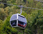 Eine Doppelmayr/Garaventa CWA Omega V Kabinen der neuen 10er-Kabinenbahn Fiesch - Fiescheralp / Kühboden am 07 September 2021in Fiesch aus dem Zug heraus fotografiert.

Hier erkennt man auch oben gut die D-Line Kuppelklemme. Sie vereint die Vorteile der Torsionsfederklemme (DT-Klemme) mit denen der Schraubenfederklemme (A-Klemme) in einer einzigen eleganten Lösung. Diese können bis zu einem Seildurchmesser von 64 mm, sowie 100 % Bahnneigung bei 1.800 kg Fahrzeuggewicht, verwendet werde. Diese kuppelbare Klemmen verbinden das Fahrzeug (Gondel) mit dem Seil. In den Stationen werden sie geöffnet, um das Fahrzeug vom Seil zu lösen, so dass die Fahrgäste bei geringerer Geschwindigkeit ein- und aussteigen können, vor der Ausfahrt aus der Station werden sie dann wieder an das Seil geklemmt.