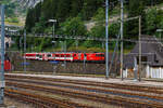Der Elektrische Zahnradgepäcktriebwagen für gemischte Zahnrad- und Adhäsionsbetrieb MGB Deh 4 /4 II - 93 „Oberwald“, ex FO Deh 4/4 II – 93, kommt am 02 August 2019 mit einem Schöllenenbahn Regionalzug (Pedelzug mit 3 Wagen) von Andermatt zum Bahnhof Göschen hinab.

Eingereiht waren der 2. Klasse Wagen B 4273, der 2. Klasse Stadler Niederflur-Zwischenwagen B 4211 und der 1./2. Klasse Steuerwagen ABt 4155.