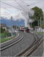 Die Blonay-Chamby G 2x 2/2 105 wartet in St-Légier Gare mit ihrem Extrazug nach Chaulin die Kreuzung mit dem Gegenzug ab.