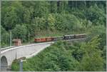 Festival Suisse de la vapeur (Schweizer Dampffestival 2025) - die herrliche RhB Bernina Bahn Ge 4/4 81 der Blonay Chamby Bahn ist bei Vers chez Robert mit einem Zug auf dem Weg nach Blonay und