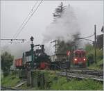Bei interessantem Wetter verlässt der RhB Bernina Bahn Abe 4/4 I 35 der Blonay-Chamby Bahn Chaulin während links im Bild die G 2x 2/2 105 für die nächste Dampffahrt vorbereitet