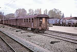 Gerade ausserhalb des Bahnhofs Gen�ve Cornavin stand eine Reihe ausrangierter Personen- und G�terwagen. Die beiden Personenwagen AB 4506 und B 7859 sind Plattformwagen f�r den Inlandverkehr. 16.Oktober 1967 (ABi 4506 k�nnte aus einer Serie BC4 4503-4549 von 1904-1910 stammen, welche 1940 - 1948 einen neuen Holzkasten erhielten)  