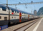 SBB IC2000 1. Klasse Doppelstockwagen A 50 85 16-94 054-3 am 28 Mai 2023 im Zugverband des IR 90 (Brig – Lausanne - Genève-Aéroport) im Bahnhof Aigle.

Die 1. Klasse Wagen haben 86 Sitzplätze, das Oberdeck hat je Seite 13 Fenster, während das Unterdeck auf der einen Seite 5 und auf der anderen 4 Fenster hat.

Die Technische Beschreibung ansonsten siehe:
http://hellertal.startbilder.de/bild/Schweiz~Wagen~Personenwagen/822852/sbb-ic2000-2-klasse-doppelstockwagen-b.html