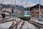 Die BLS Re 4/4 II 504 erreicht mit mit ihrem EW III RE von Interlaken Ost den Bahnhof von Zweisimmen.