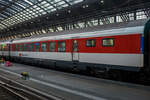 SBB Speisewagen/Restaurant WRm 61 85 88-94 113-7 CH-SBB (Umbau aus 88-75 113), eingereiht als Wagen Nr. 261 in den EC 6 (Interlaken Ost - Bern - Basel SBB - Köln Hbf - Dortmund Hbf), am 01 Juli 2025 im Hbf Köln. Dieser Speisewagen gehört zu den Einheitswagen IV, 2007 wurde er, wie alle EW IV Speisewagen, für Auslandseinsätze umgerüstet und zu 61 85 88-94 113-7 umgezeichnet. Der Wagen ist zugelassen für ein Höchstgeschwindigkeit von 200 km/h und RIC-fähig, zugelassen für CH (Lauffähig LBT/GBT/NBS) und D.

Um mehr Platz für Innenraum, Innenausstattung und die Küche zuhaben, besitzen die WRm Speisewagen keine Passagier-Einstiegstüren und keine Toilette, der Zugang ist nur über die Wagenübergänge möglich. Lediglich im vorderen Bereich der Küche, ist an den Längsseiten jeweils ein Beladetür vorhanden. 

TECHNISCHE DATEN:
Spurweite: 1.435 mm (Normalspur)
Länge über Puffer: 26.400 mm 
Drehzapfenabstand: 18.600 mm
Höchstgeschwindigkeit: 200 km/h
Eigengewicht: 48 t
Bremse: Frein O-PR+Mg (D)
Sitzplätze: 56 
Toilette: keine
Besonderheiten: Küche