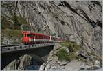 Ein MGB Regionalzug hat kurz vor Andermatt die Teufelsschlucht verlassen und wird in Kürze in Andermatt eintreffen.