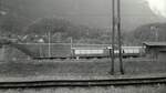 Oestlich von Interlaken Ost wartet eine Reihe alter BOB-Wagen auf Abbruch. Hier sind zwei dreiachsige Sommerwagen, C3 25 und C3 26 von 1901. Ausser Wagen Nr.36 trugen alle Sommerwagen bis zum Abbruch die Bezeichnung  C  (3.Klasse). Zwei gleichartige Wagen 27 und 28 stammten von 1904. Sommer 1961. 