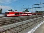 Ein Zahnradtriebwagen der Appenzeller Bahn (AB), die hier unter den Namen Rorschach-Heiden-Bahn firmiert, erreicht am 23.7.13 Rorschach.