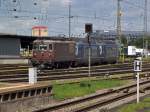 Noch mehr BLS-Loks: Re 425 184  Krattigen , Re 465 011 und Re 465 013 stehen im Gleisvorfeld des Badischen Bahnhofs. Trotz des beachtlichen Altersunterschieds zwischen den Baureihen (die Re 425 wurde in den 60ern entwichelt, die Re 465 in den 90ern) sind die Loks untereinander mehrfachtraktionsfähig.