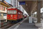 Der CJ Gem 2/2 521 (UIC 90 85 856 0521-9) wartet in La Chaux de Fonds, um nach der Abfahrt des GTW im Hintergrund wenig östlich von La Chaux-de-Fonds in  La Joux-Perret  Güterwagen für die Abfallverwertung abzuholen und in Richtung Le Noiremont abzuführen. 

26. Juni 2024