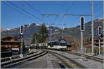 Zwei MOB Alpina Be 4/4 Serie 9000 erreichen mit ihrem GoldenPass Classic auf dem weg von Montreux nach Zweisimmen den Bahnhof von Gstaad. 

30. Nov. 2024