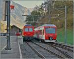 Der TMR Region Alpes RABe 525 040 ist auf der Stichtrecke von Orsières im Einsatz und erreicht sein Ziele Sembrancher, wo nach Martigny umgestiegen werden kann.
Daneben steht der TMR Region Alpes Tm 234 355-6. 

30. Oktober 2024