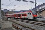 Im Wallis, in einem versteckten Seitental, schon nahe der Grenze zu Italien, habe ich einen neuen FLIRT gefunden, der auf den Name EVO hört. Es wird wohl einer der ersten Züge dieser Baureihe im Planverkehr sein: in Orsières wartet der TMR Region Alpes RABe 533 601 (UIC Nummer RABe 94 85 0 533 701-4 CH-RA) mit dem Wappen  Commune de St Léonard  und dem dazu passenden Namen  La Souterraine  als R82 26325 auf die Abfahrt nach Sembrancher. 

24. Januar 2026