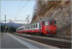 In Vallorbe wird der sogenannte  Schülerzug  bestehend aus ABt 375 (ABt 50 85 80 33 325-7), B 536 (B 50 85 2035 536-5 CH-TVYS) und der TRAVYS RBDe 567 174 (94 85 7567 174-8)  Fleurier  für