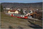 Der TRAVYS RBDe 567 174 (94 85 7567 174-8)  Fleurier  des sogenannte  Schülerzug  schiebt seinen durch die hüglige Juralandschaft nicht mehr zu sehenden B und Abt als Regionalzug 6009 nach