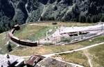 RhB ABe 4/4 III bei Alp Grüm mit Blick auf die 360° Kurve im August 1990.