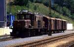 RhB Ge 6/6 I Nr.413 mit Güterzug in Tiefencastel im Juli 1991.