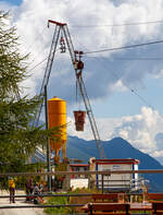 Unterhalb Alp Grüm werden die Alp Grüm der Berninabahn erneuert, daher gibt es eine Materialseilbahn von Alp Grüm hinab zu den Galerien, hier am 06.09.2021. So wird oben in Alp Grüm der Beton gemischt und dann mit der Seilbahn hinab gefahren. 

Die hier verwendete Bahn ist vom italienischen Seilbringungs-Spezialisten Seik (Truden). Der verwendete Wagen ist ein Seilkran vom Typ SFM 30/60.  In dem Seilkran befindet sich ein Verbrennungsmotor der das Hubwerk antreibt (dieser läuft nur bei der Hubbewegen) um wie hier den Betonkübel anzuheben und später wieder abzusenken. Die Hubkraft beträgt im Einzelzug 3t oder wie hier im Doppelzug mit dem Waagbalken 6t. Das Gesamtgewicht beträgt ca. 1t. Die Winde für das Zugseil kann nach Belieben (Bergseite – Talseite) platziert werden.