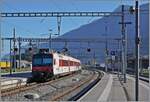 Ein Region Alps RBDe 560  Domino  verl�sst den Bahnhof von Martigny.