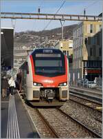 Die Wintersonne leuchtet in Vevey perfekt die Front des SBB RABe 523 105 aus und lässt besonders im Puffer- und Kupplungsbereich so manches Detail erkennen.