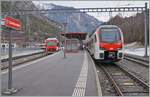 Sembrancher: der aus Orsières angekommene EVO RABe 5233 701 wir in Kürze nach Orsières zurück fahren, während auf Gleis 2 der Anschlusszug nach Martigny, bestehend aus zwei TMR RABe 525 NINA eintrifft. 

24. Jan. 2026