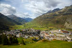 Blick aus einem vom Oberalppass kommenden  MGB Regionalzug am 07 September 2021, auf das Urserental mit seinem Hauptort Andermatt (Uri) und dem MGB Bahnhof Andermatt (auf 1436 m) im Vordergrund.