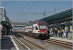 Erneut ist einige Jahre später im umgestalteten Bahnhof von Renens VD ein RE u sehen.