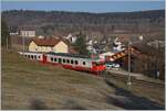 Der TRAVYS RBDe 567 174 (94 85 7567 174-8)  Fleurier  des sogenannte  Schülerzug  schiebt seinen durch die hüglige Juralandschaft nicht mehr zu sehenden B und Abt als Regionalzug 6009 nach dem Halt auf Verlangen in Les Charbonnières weiter in Richtung Le Brassus. 24. März 2022